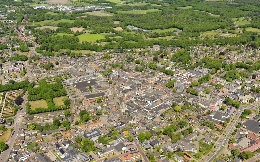 Bij reorganisaties en bedrijfssluitingen helpt Veluwe Portaal bij het zoeken naar nieuw werk voor het personeel. Foto: Putten met op de achtergrond bedrijventerrein Keizerswoert. beeld ANP, Marco van Middelkoop