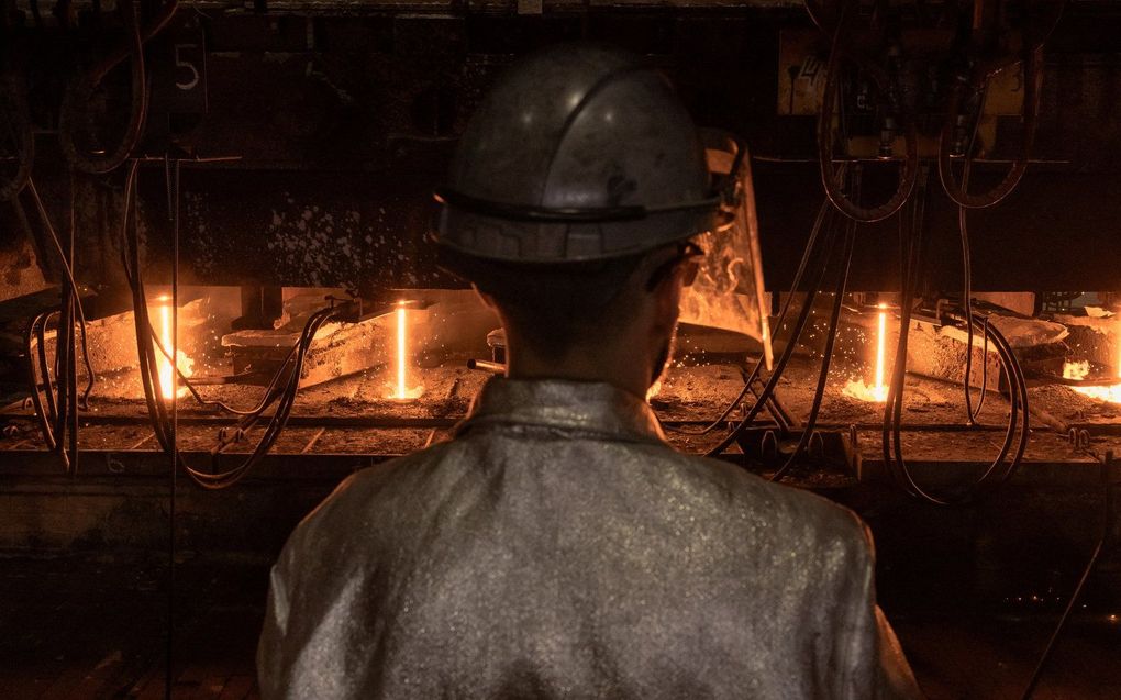 Een van de filialen van staalgigant ArcelorMittal. Beeld AFP, Roman Pilipey