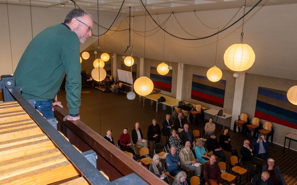 Henk Verhoef richt zich tot een geïnteresseerd publiek in de kerkzaal van de Vrije Universiteit Amsterdam. beeld Ronald Bakker