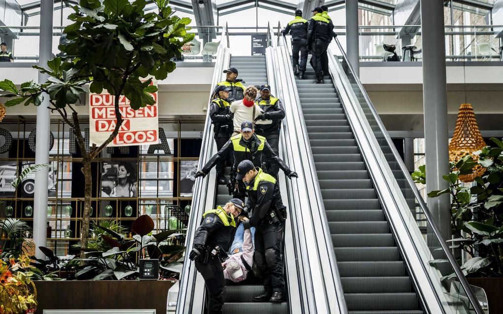 De politie pakt zaterdag demonstranten op na een bezetting van de lobby van het World Trade Centre (WTC) in Den Haag. De actievoerders willen dat de overheid ingrijpt op de woningmarkt en maatregelen neemt voor meer betaalbare woningen. beeld ANP, Remko de Waal