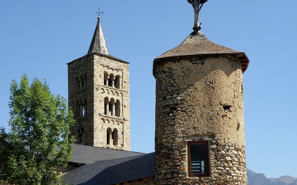 Kerktoren van de Romaanse kerk van St. Just en St. Pastor.  beeld Wikimedia