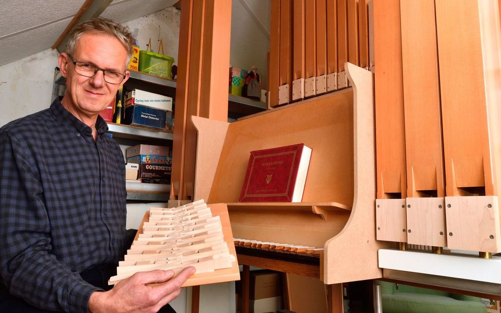 Het is mogelijk „heel mooi” geluid te laten voortkomen uit hout, zegt Blok. Hij bouwt een orgel en maakt ook de stemmen zelf. beeld RD, Anton Dommerholt