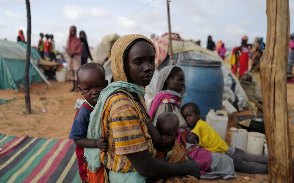 Deze Sudanese vrouw ontvluchtte met haar kinderen de regio Darfur en zocht een goed heenkomen in buurland Tsjaad. beeld Reuters, Zohra Bensemra