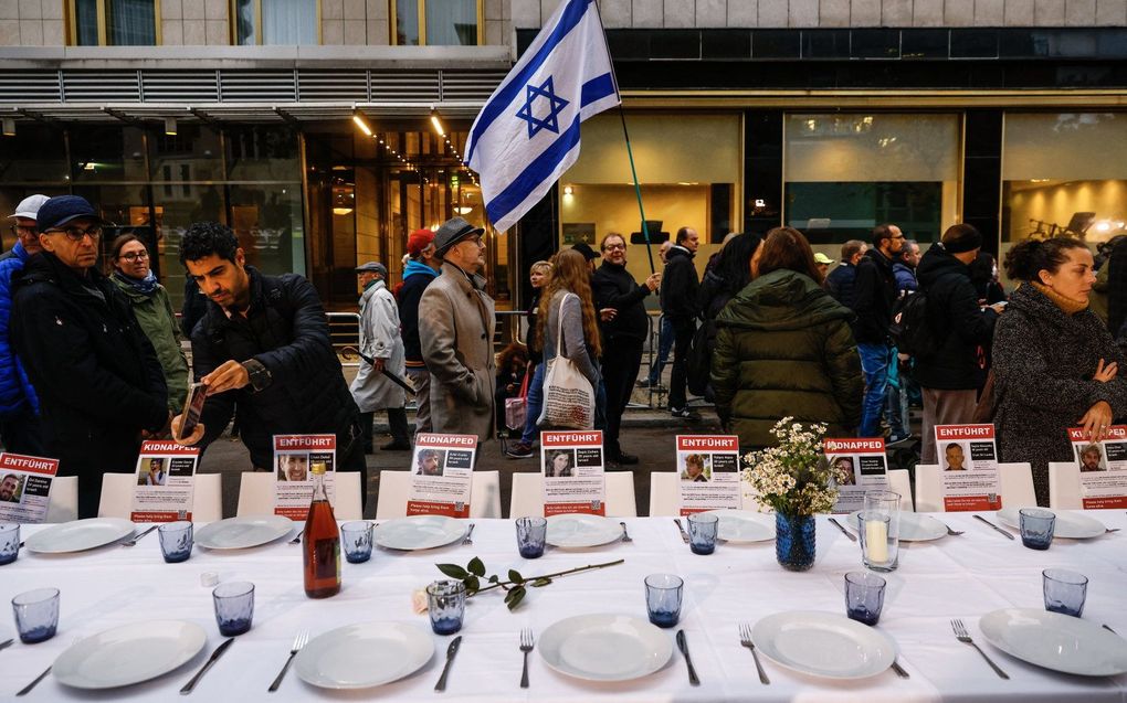 Gedekte sabbatstafel met ruim 220 stoelen in Berlijn. De stoelen staan voor de gekidnapte Israëliërs. beeld AFP, MICHELE TANTUSSI