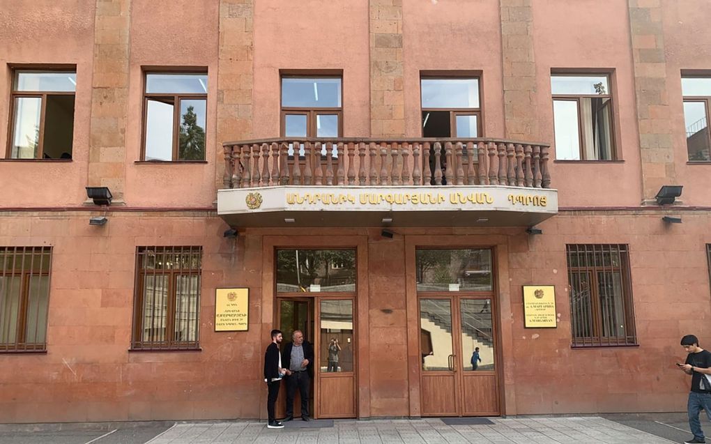 Het schoolplein van middelbare school 29 in Jerevan. beeld Trouw, Jarron Kamphorst