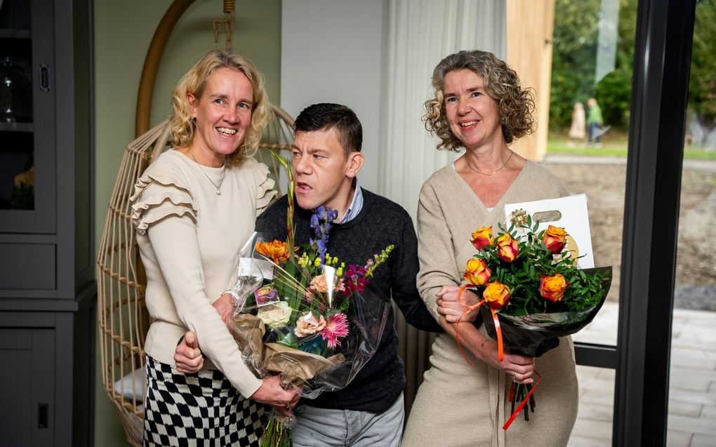 Bas de Romph (m.) zet zijn zussen Renate Verhaar (l.) en Jantine Hakkenberg (r.) in het zonnetje. „Hij is dol op zijn zussen.” beeld Cees van der Wal