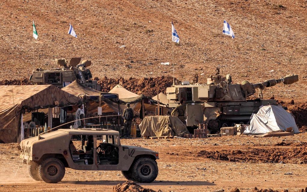 Israëlische troepen nemen posities in rond de Gazastrook. Volgens de legertop is Gaza-Stad inmiddels volledig omsingeld. beeld AFP, Jack Guez