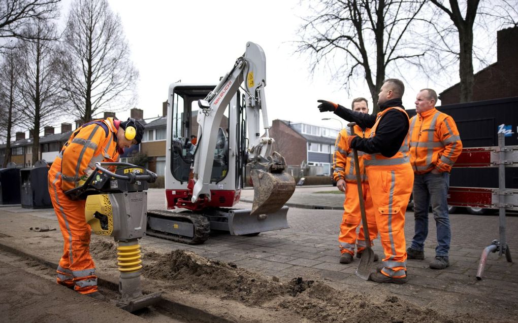 Medewerkers van Alliander waren eerder dit jaar bezig met een klus in Haarlem. De dochteronderneming van netbeheerder Liander legt 4500 kilometer nieuwe kabels in Gelderland en Noord-Holland. beeld ANP, Ramon van Flymen