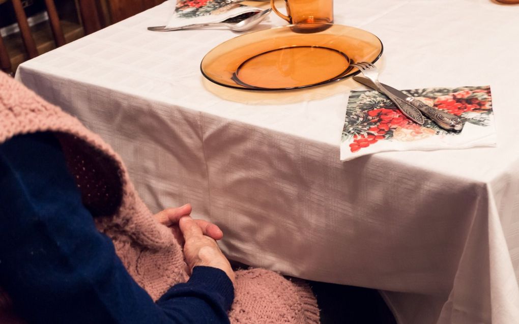 Steeds vaker komt het voor dat een oudere wenst te overlijden door euthanasie of door te stoppen met eten en drinken. beeld iStock