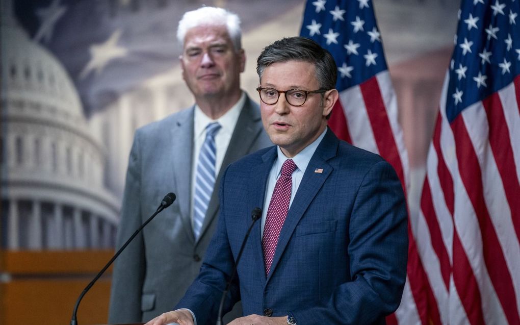 Mike Johnson deze week tijdens zijn eerste persconferentie als voorzitter van het Huis van Afgevaardigden. beeld EPA, Shawn Thwew