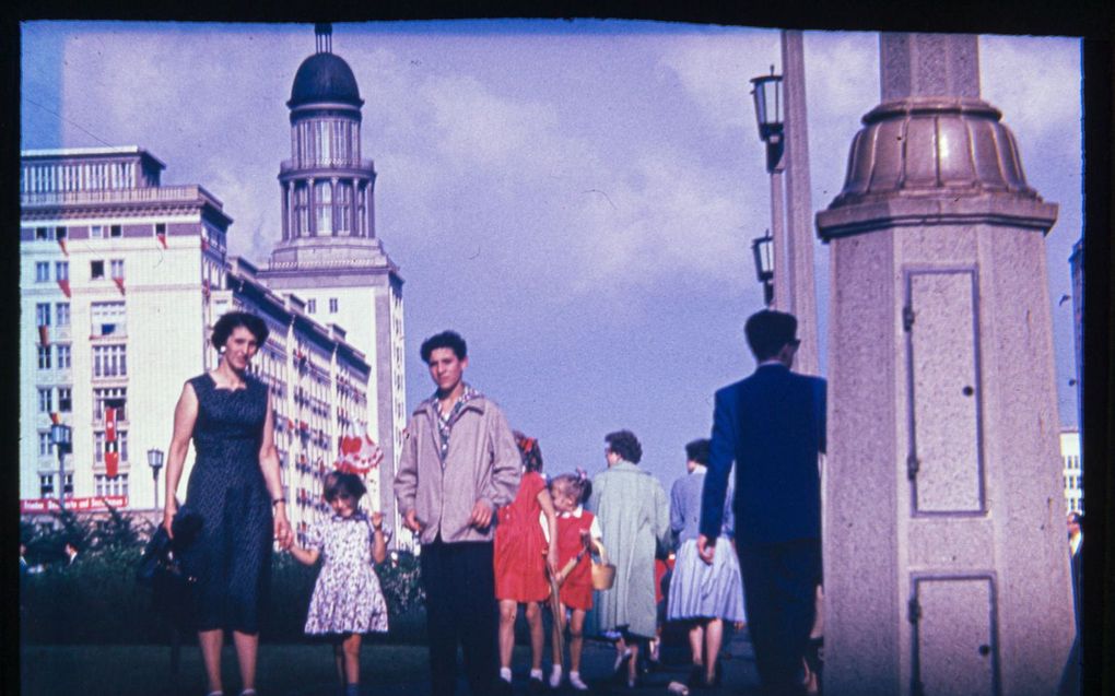 De Joodse schrijfster en verzetsstrijdster Alice Zadek met haar dochter Ruth en haar neef David Hopp rond 1956 in Berlijn op de Stalinallee, de huidige Karl-Marx-Allee. beeld Gerhard Zadek