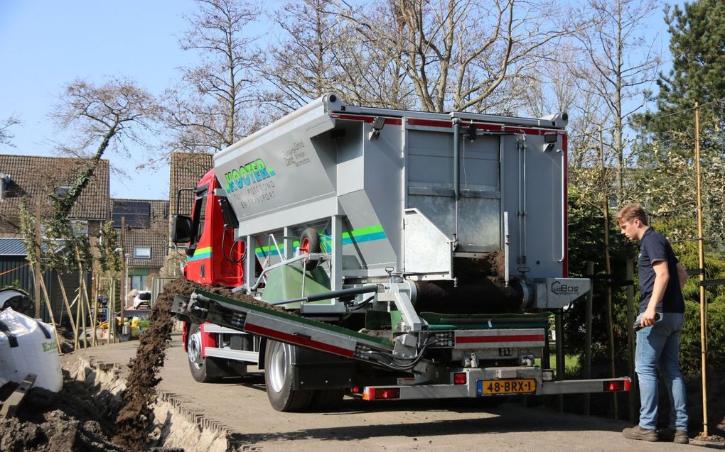 Ward Kooter lost grond in een tuin in Berkel en Rodenrijs. beeld Sjaak van de Groep