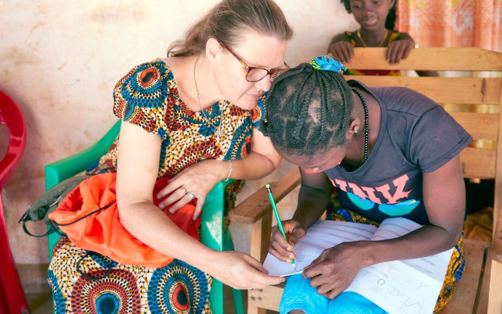 Gerda Klaver (l. Jedidja/Kimon) helpt Kadisha met schrijven. Kadisha lijdt aan epilepsie en wordt om die reden gemeden in haar dorp. Gerda is vast van plan haar een waardig plekje in het dorp terug te geven.  beeld Jaco Klamer