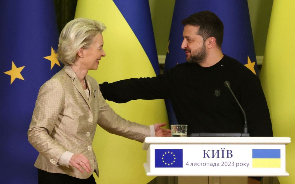 Commissievoorzitter Ursula von der Leyen zaterdag in Oekraïne. Woensdag riep de Commissie de EU-leiders op om vanaf 2024 gesprekken met onder meer Kyiv op te starten. beeld AFP, Anatolii Stepanov