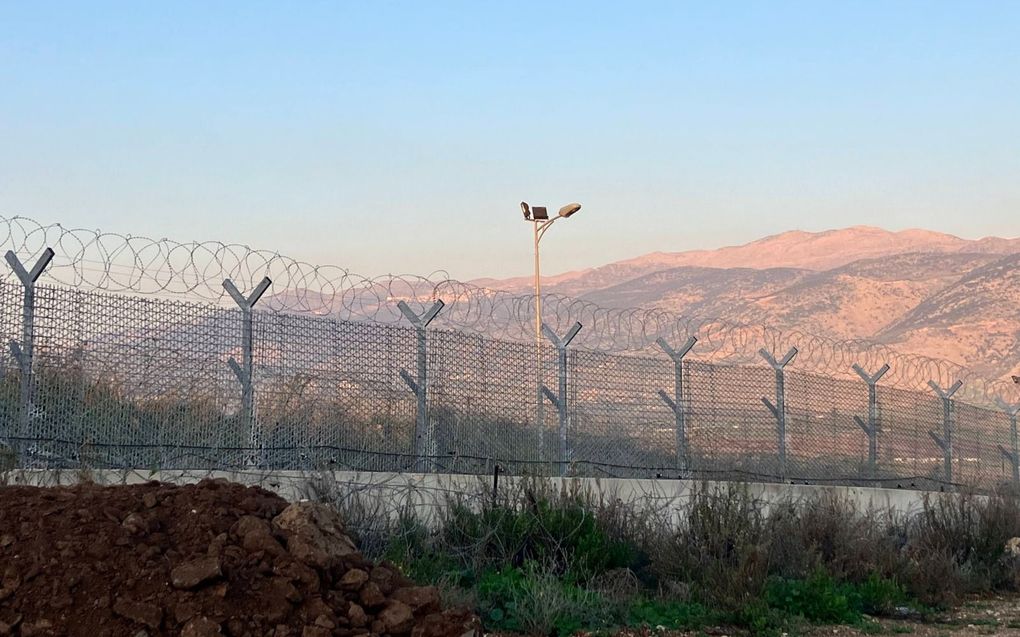 Het grenshek met Libanon in Ghajar. beeld Jeannette Gabay