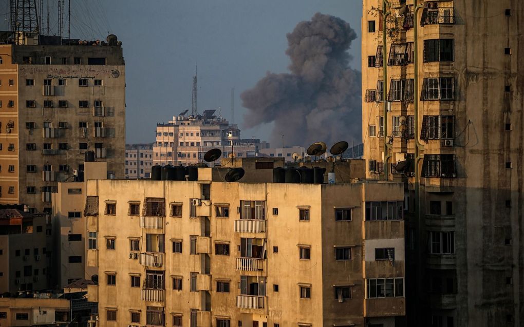 Rook stijgt woensdag op boven woongebouwen na een Israëlische luchtaanval in het westen van Gaza-Stad. beeld EPA, Mohammed Saber