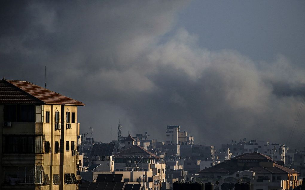 Rookwolken stijgen op van Gaza-Stad na beschietingen door het Israëlische leger. beeld AFP, Mohamed Saber