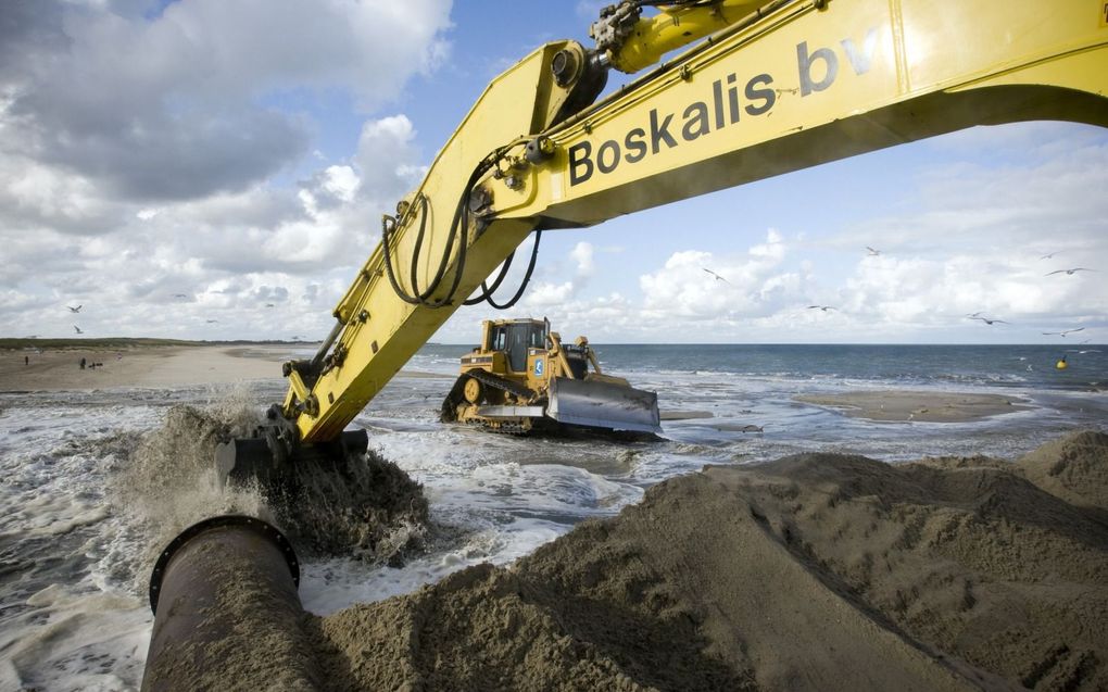 De Nederlandse kust zal de komende decennia versterkt worden door omvangrijke zandsuppleties. beeld ANP, Lex van Lieshout