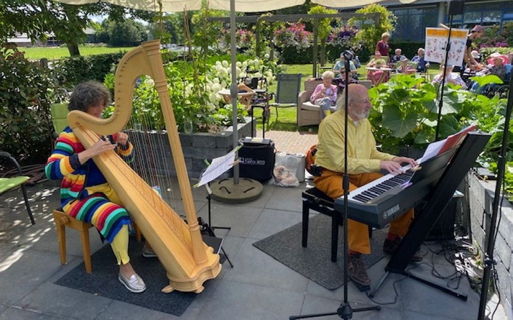 Mariska Pool tijdens een concert in een zorginstelling. beeld Stichting De Vrolijke Noot