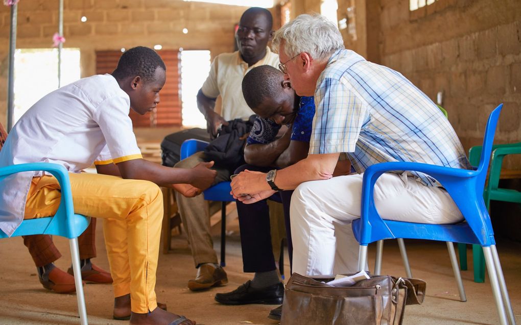 Kerkdienst in het noorden van Togo vlak bij de grens van Burkina Faso.  beeld Jaco Klamer