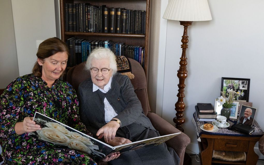 Marie van Engelenhoven bekijkt samen met haar moeder een fotoboek. beeld RD, Anton Dommerholt