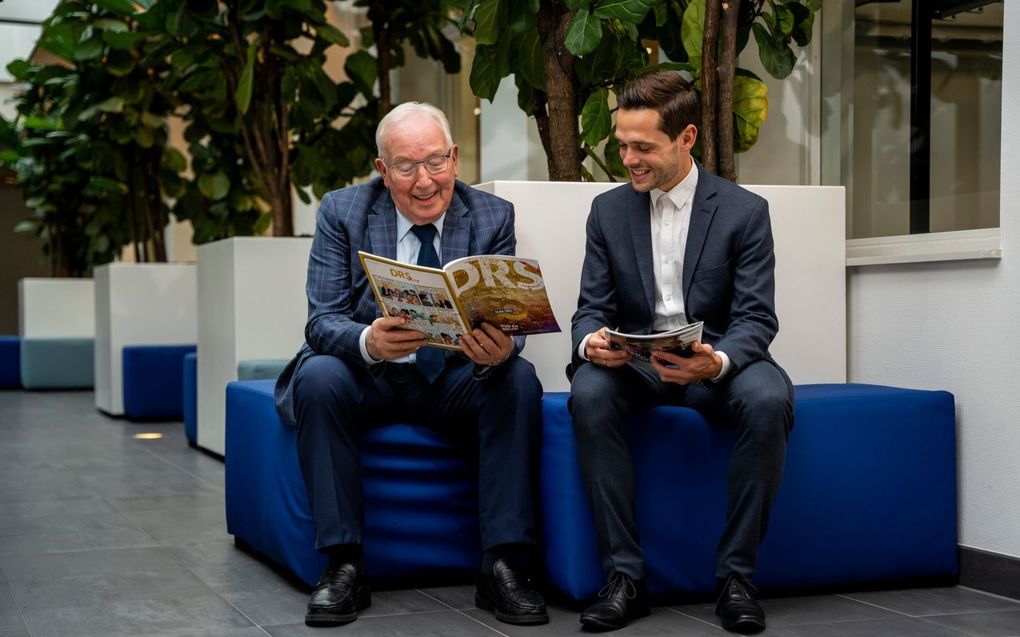 Cor Bregman (l.) en Maarten van Zetten in gesprek over vijftig jaar onderwijsvakblad DRS. beeld Cees van der Wal