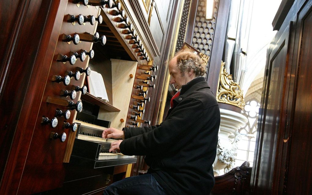 Cor Ardesch in 2010 achter de klavieren van het Kamorgel. beeld RD, Anton Dommerholt