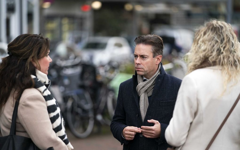 SGP-lijsttrekker Stoffer in gesprek met wakers bij een abortuskliniek in Rotterdam. beeld ANP, Jeroen Jumelet