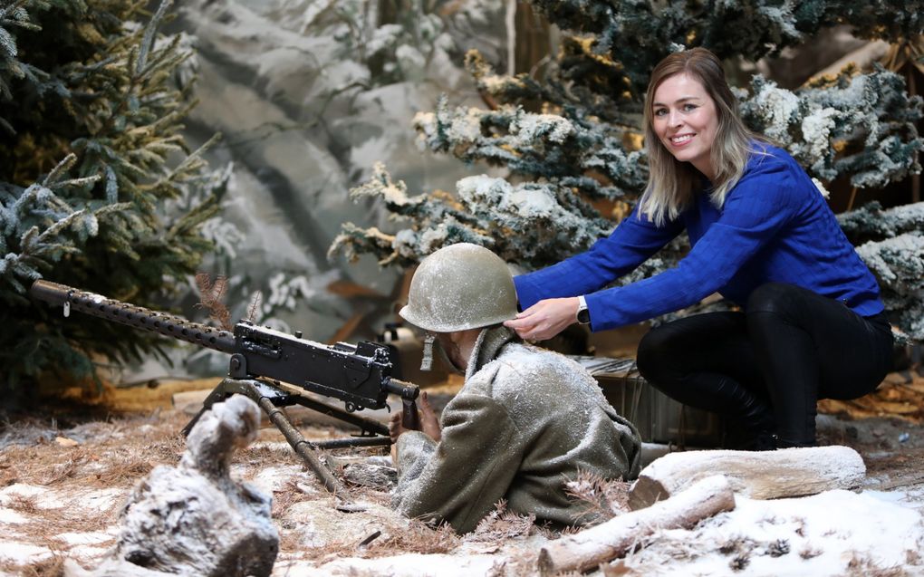 In Oorlogsmuseum Overloon wordt deze maand de in augustus overleden Amerikaanse oorlogsveteraan Vincent Speranza herdacht. Op de foto:  Janneke Kennis bij het schuttersputje van Speranza. beeld VidiPhoto