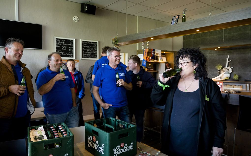 Caroline van der Plas (r.) deelde bij de start van de verkiezingscampagne van BBB gratis bier uit. beeld ANP, Sem van der Wal​