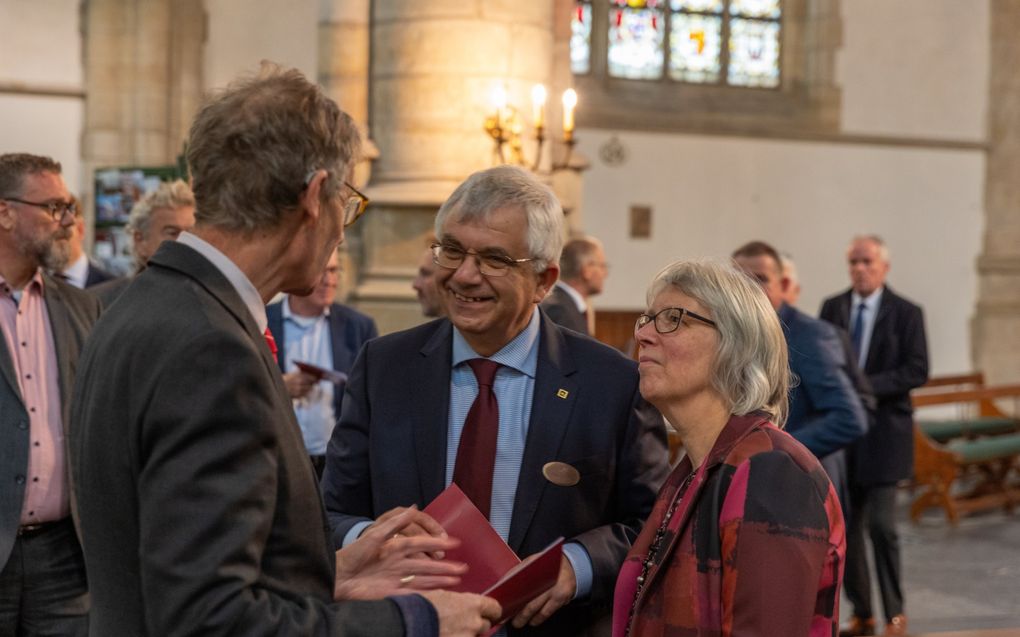 Teun Copier in gesprek met gasten. beeld Martin Droog