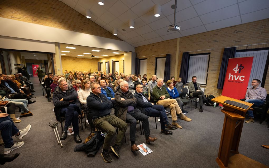 Bezoekers van de HVC-bijeenkomst, vrijdagavond op Urk. beeld Freddy Schinkel