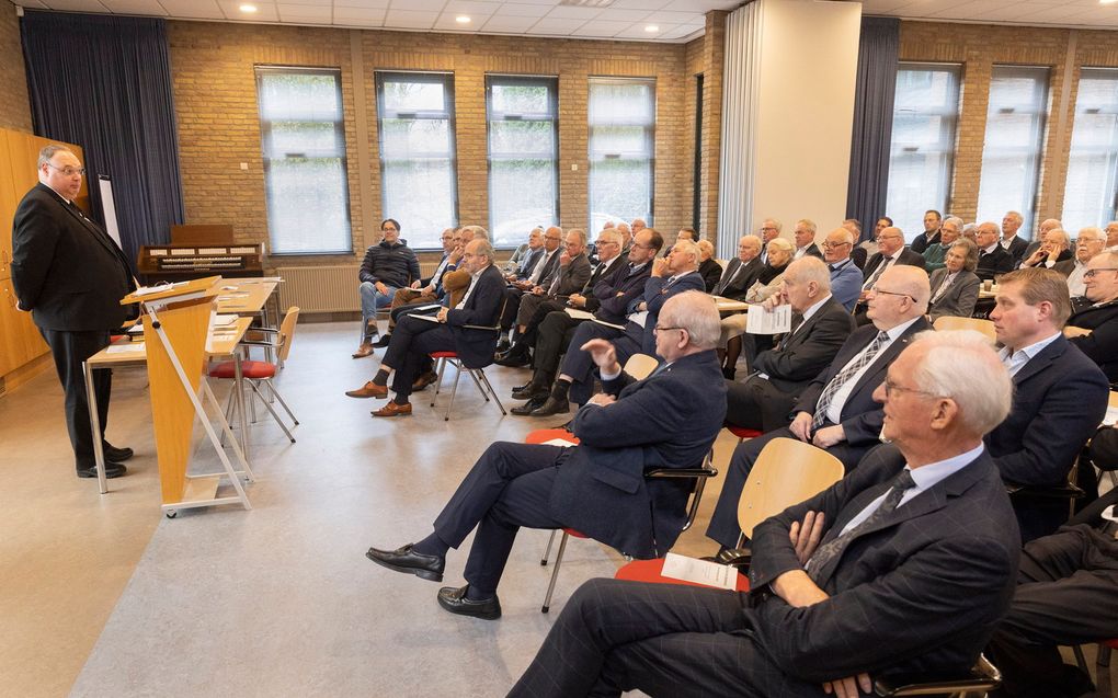 Ds. A. Verschuure (l.) sprak zaterdag in Woerden op de bondsdag van de Bond van Mannenverenigingen van de Gereformeerde Gemeenten. beeld Erik Kottier