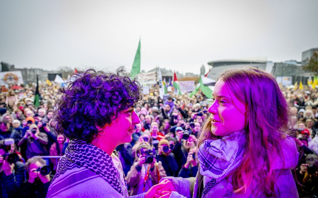 Greta Thunberg en Sahar Shirzad tijdens de mars voor klimaat en rechtvaardigheid. beeld ANP, ROBIN UTRECHT