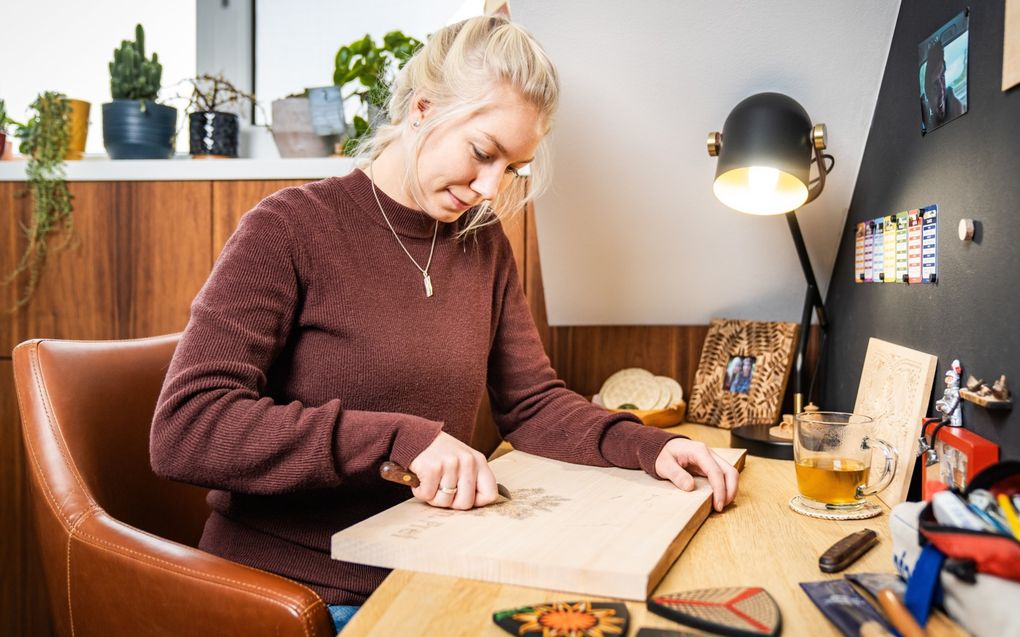 Pret haalt haar inspiratie uit boeken, oude snijwerken en Instagram. Voor het chipcarvan gebruikt ze goed snijdbaar lindehout. beeld Hanno de Vries