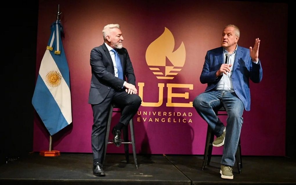 Minister van Onderwijs Perczyk (r.) kondigde zaterdag de vestiging van de eerste protestantse universiteit van Argentinië aan. Links ds. Osvaldo Carnival als vertegenwoordiger van de kerken. beeld Ministerie van Onderwijs, Buenos Aires