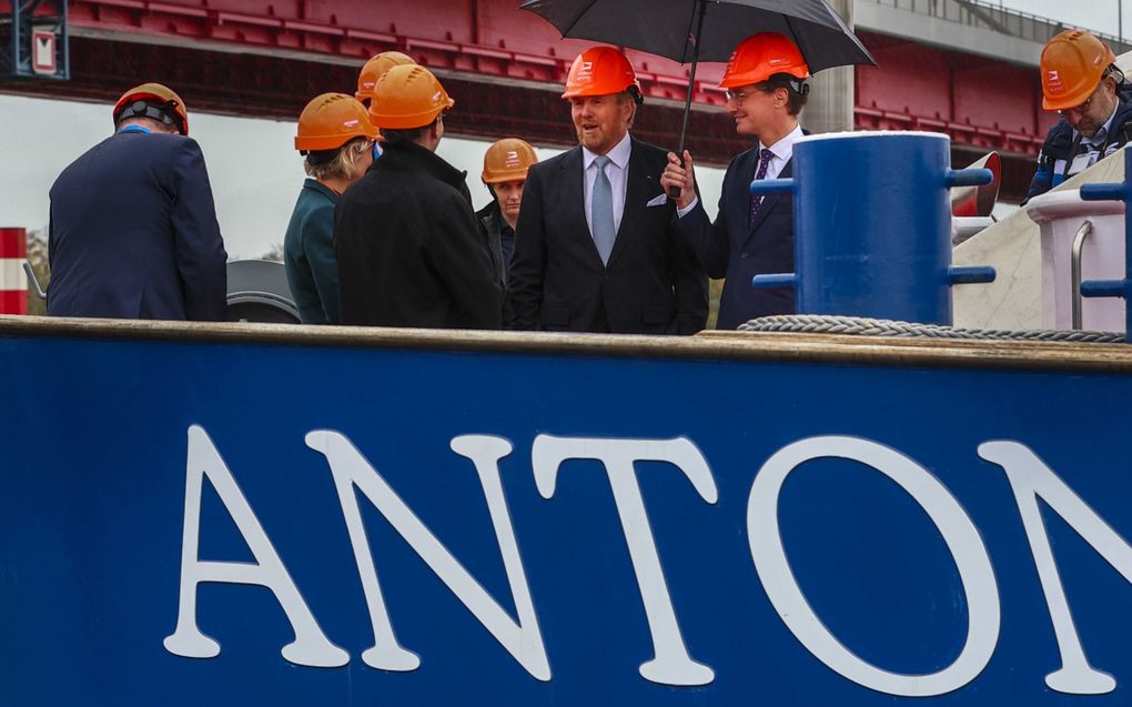 Koning Willem-Alexander en de minister-president van Noordrijn-Westfalen, Hendrik Wüst, aan boord van de Antonie.  beeld ANP, Vincent Jannink