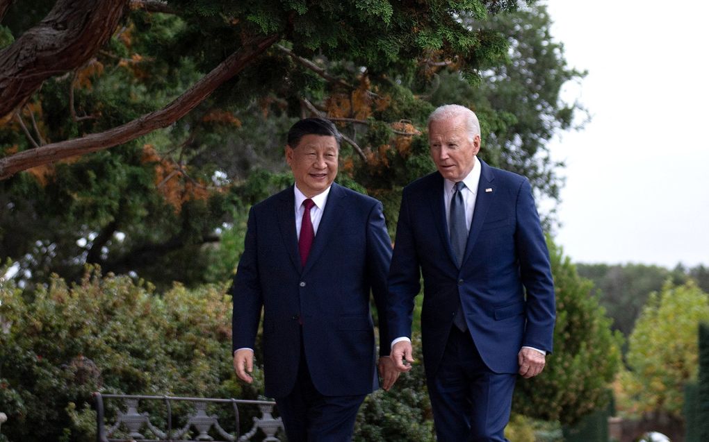 De Amerikaanse president Joe Biden (r.) en zijn Chinese ambtgenoot Xi Jinping maken woensdag een wandeling op een landgoed net buiten San Francisco waar ze elkaar spraken in de marge van de economische top van landen aan de Stille Oceaan. beeld AFP, Brendan Smialowski