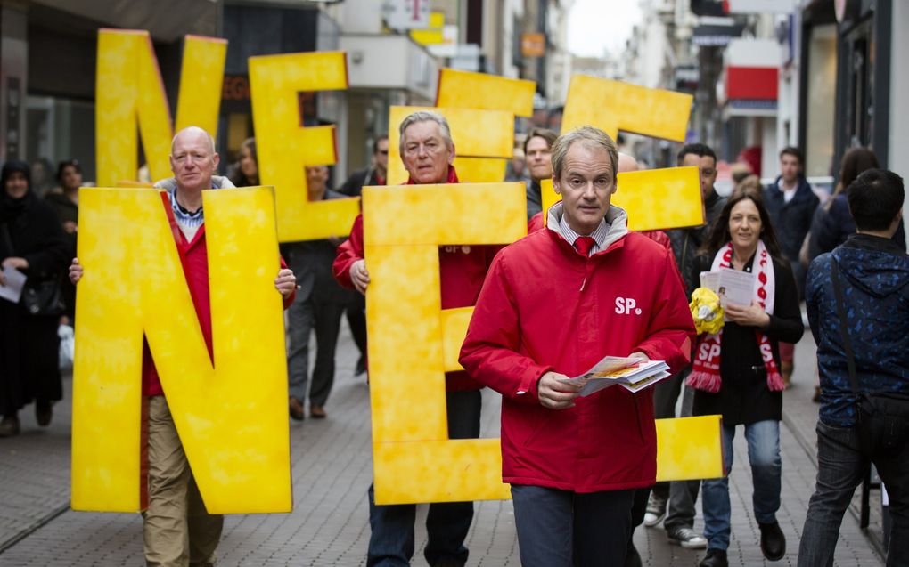 SP'er Harry van Bommel tijdens een demonstratie tegen het associatieverdrag tussen de EU en Oekraine. Het was het laatste referendum. beeld ANP, Bart Maat