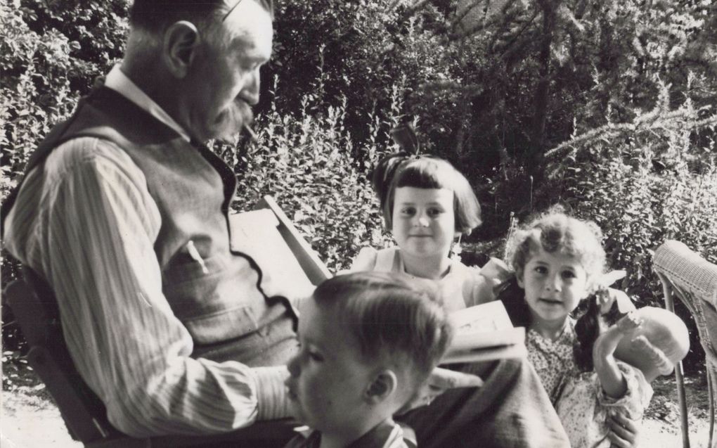 Theo Thijssen leest voor aan buurkinderen in Bergen, 1937. beeld uit besproken boek