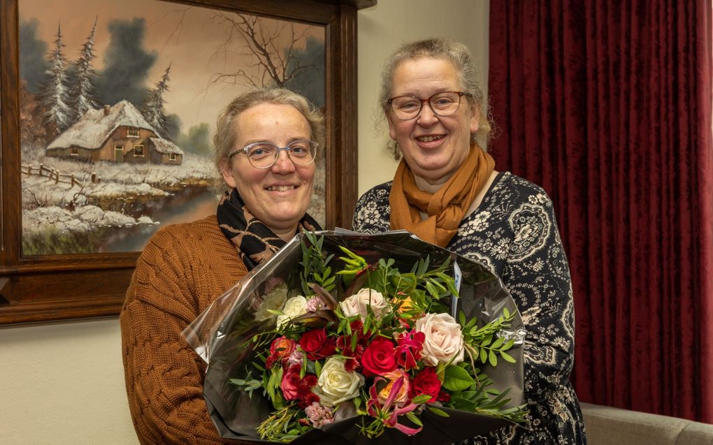 Lia de Brijn (r.) geeft haar vriendin Marina Speksnijder een bos bloemen. „Ze verdient eigenlijk een koninklijke onderscheiding maar ik begin met een bos bloemen.” beeld Martin Droog