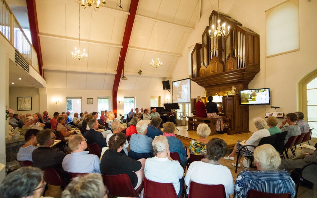 Luisteren naar muziek verbindt mensen. Een concert in de Willem Hendrik Zwart Hal in Lemelerveld. beeld Frank Uijlenbroek