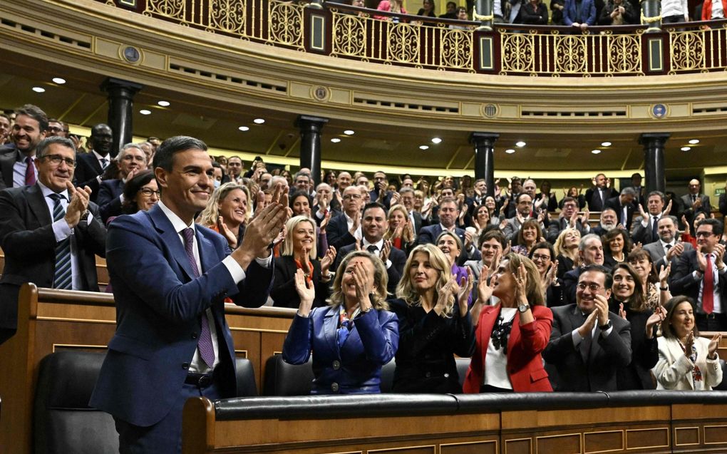 Pedro Sanchez viert zijn verkiezing als premier van Spanje, na een stemming de Spaanse Tweede Kamer. Sánchez staat geen makkelijke regeerperiode te wachten. beeld AFP, Javier Soriano