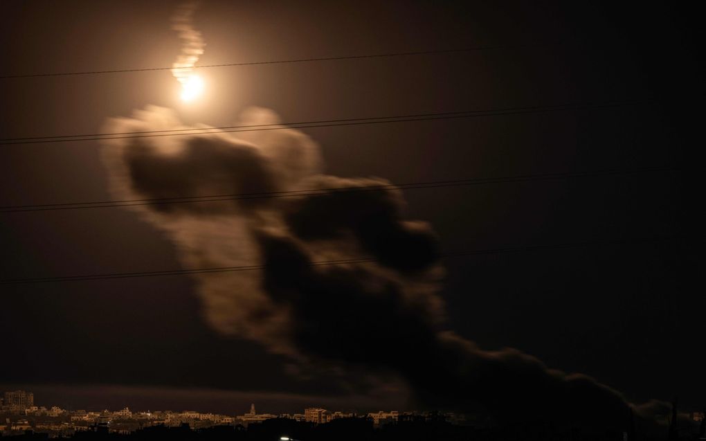 Lichtgranaten, afgeschoten door Israëlische troepen, verlichtten vrijdag de hemel boven de Gazastrook. beeld AFP, Kenzo Tribouillard