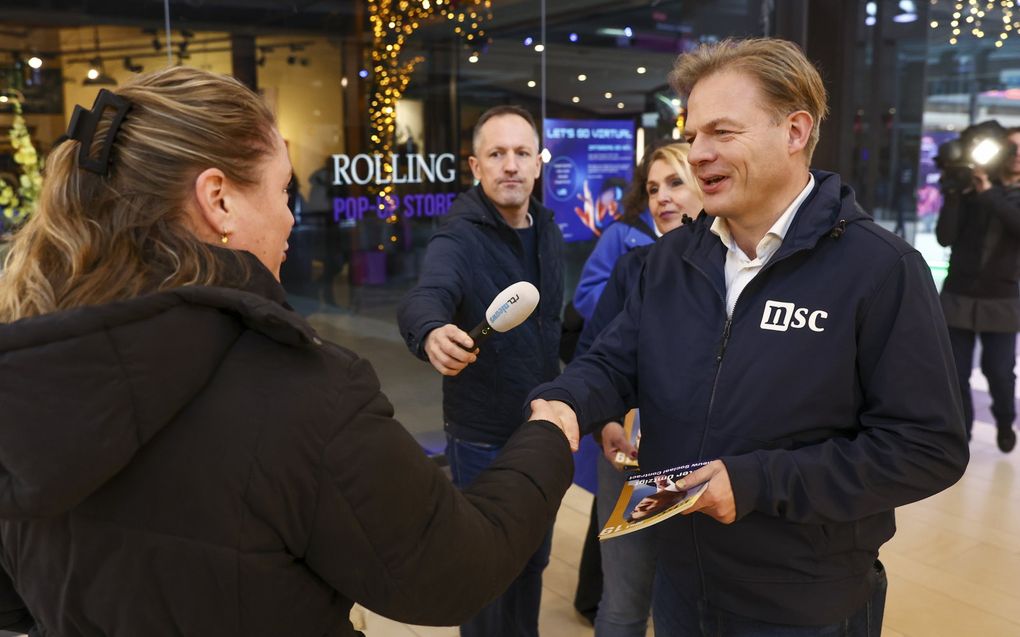 Lijsttrekker Pieter Omtzigt voert campagne. beeld ANP, VINCENT JANNINK