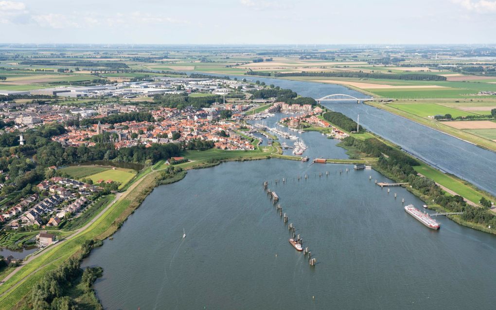 Luchtfoto van de stad Tholen met op de achtergrond de bedrijventerreinen Slabbecoornpolder en Welgelegen. beeld Gemeente Tholen