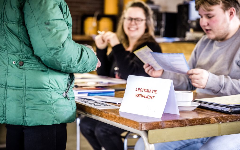 Jong en oud zetten zich woensdag in als lid van het stembureau. beeld ANP, Rob Engelaar