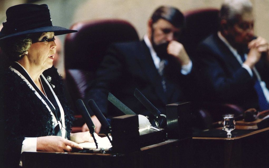 Koningin Beatrix sprak in 1995 de Knesset toe. In het midden parlementsvoorzitter Weiss, rechts president Weizman. beeld ANP, Marcel Antonisse