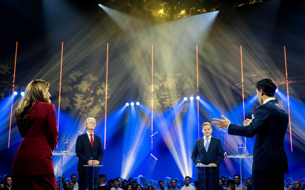 De lijsttrekkers Yesilgöz (VVD), Wilders (PVV), Omtzigt (NSC)  en Jetten (D66)  maandagavond tijdens het  EenVandaag-verkiezingsdebat in de Erasmus Universiteit in Rotterdam. beeld ANP, Koen van Weel