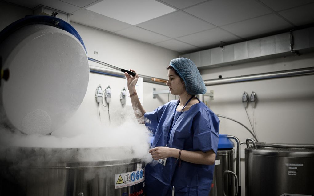 „Hoe normaal is het dat we miljoenen mensen ijskoud laten sterven in vriezers? Overigens, ook die vriezers zijn niet volstrekt veilig.” Foto: vruchtbaarheidskliniek van Hopital Tenon AP - HP. beeld AFP, Philippe Lopez